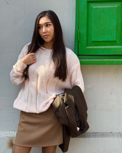 Свитер вязаный розовый