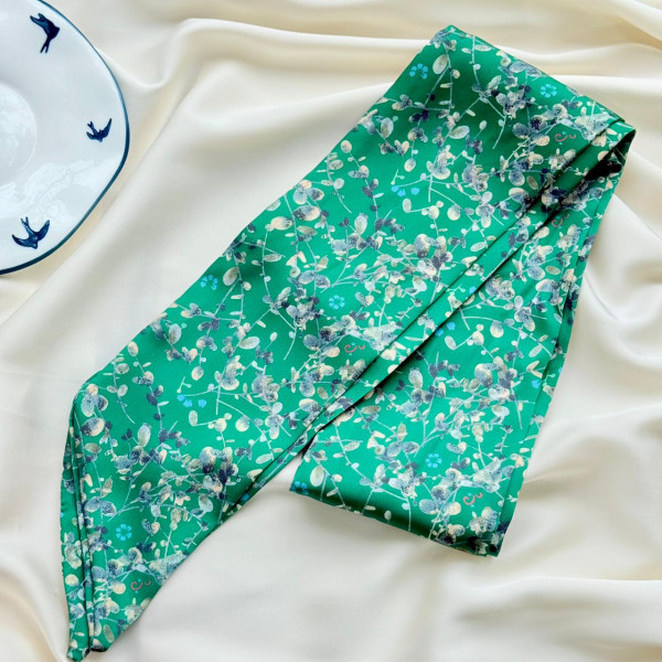 Шелковый зеленый шарфик