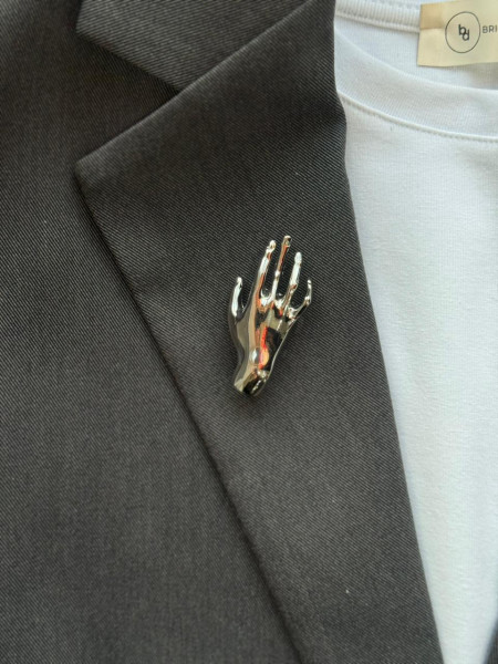 Брошь рука