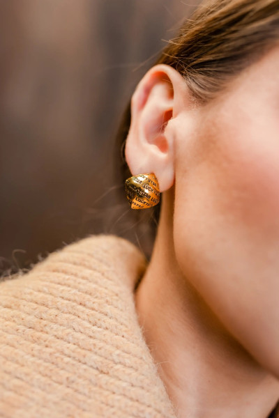 Элегантные серьги-пуговки в золоте