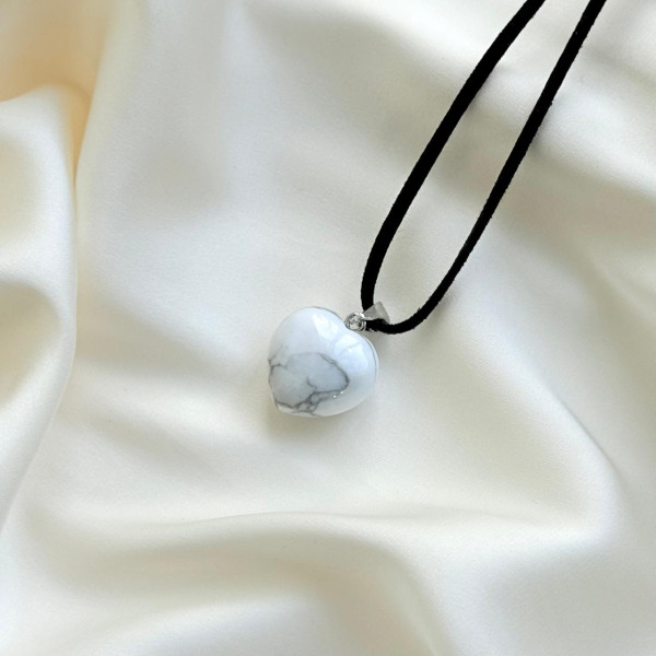 Колье-шнурок, сердце из камня говлит