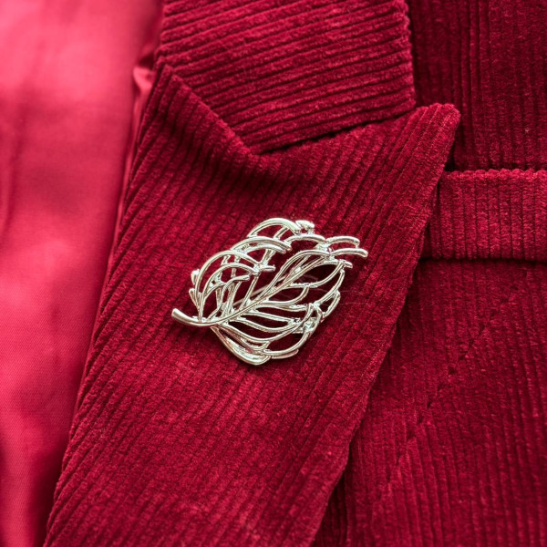 Брошь лист в серебре