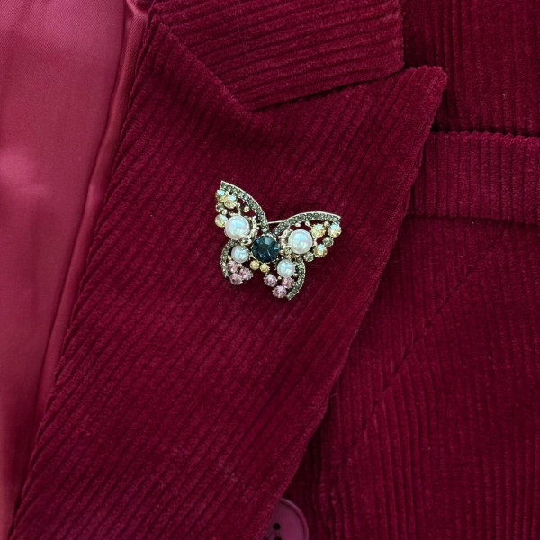Брошь бабочка со вставками из стекла