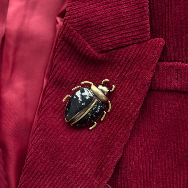 Брошь майский жук