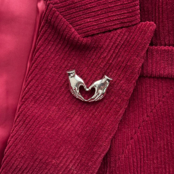 Брошь сердце в руках в серебре