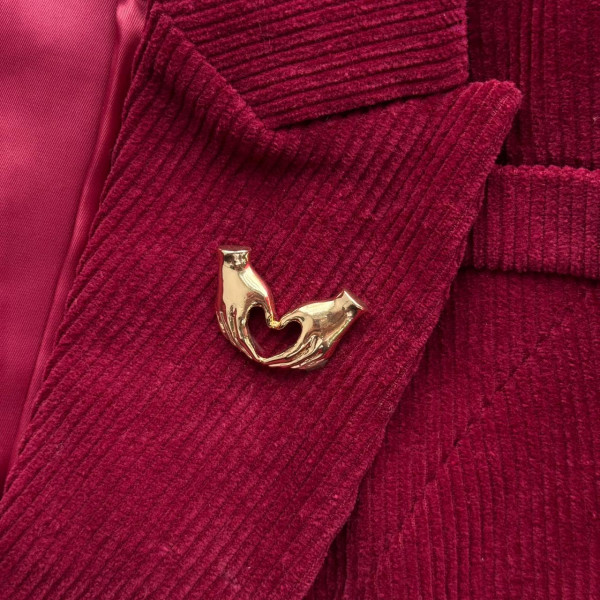 Брошь сердце в руках в золоте