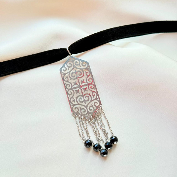 Чокер с подвеской Зауреш