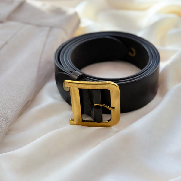 Кожаный черный ремень с золотой пряжкой